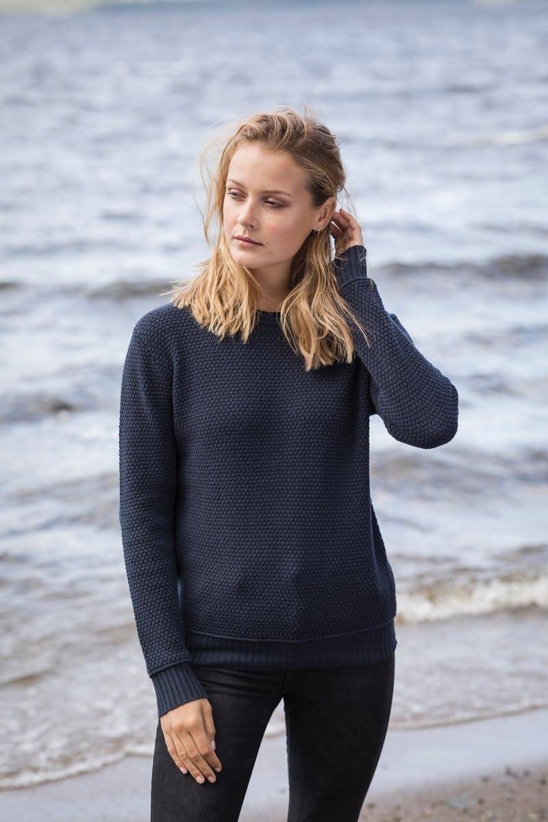 Sweter o modnej strukturze materiału z okrągłym dekoltem