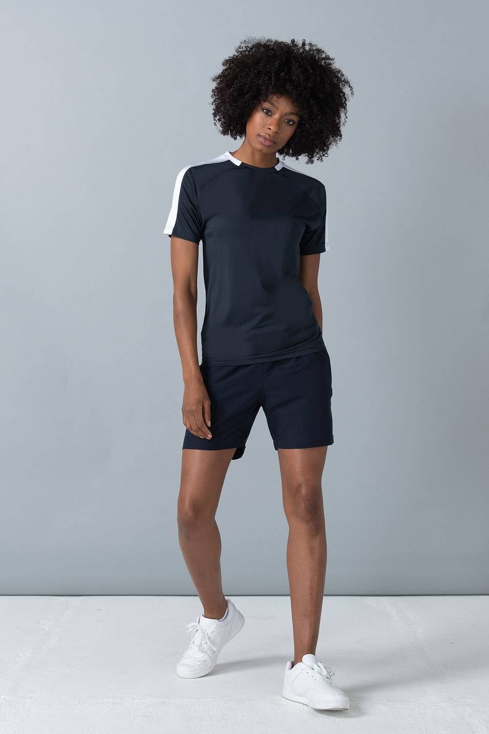 Szybkoschnąca koszulka sportowa z kontrastowymi panelami