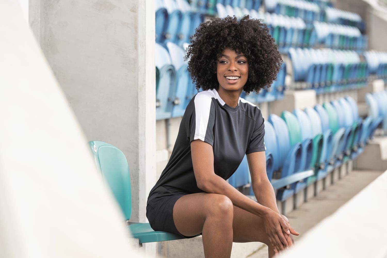 Szybkoschnąca koszulka sportowa z kontrastowymi panelami