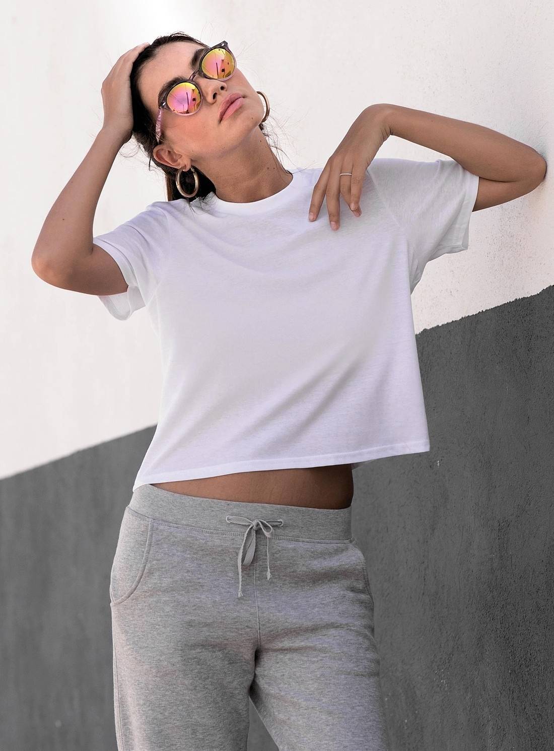 T-shirt damski o krótkim i swobodnym kroju