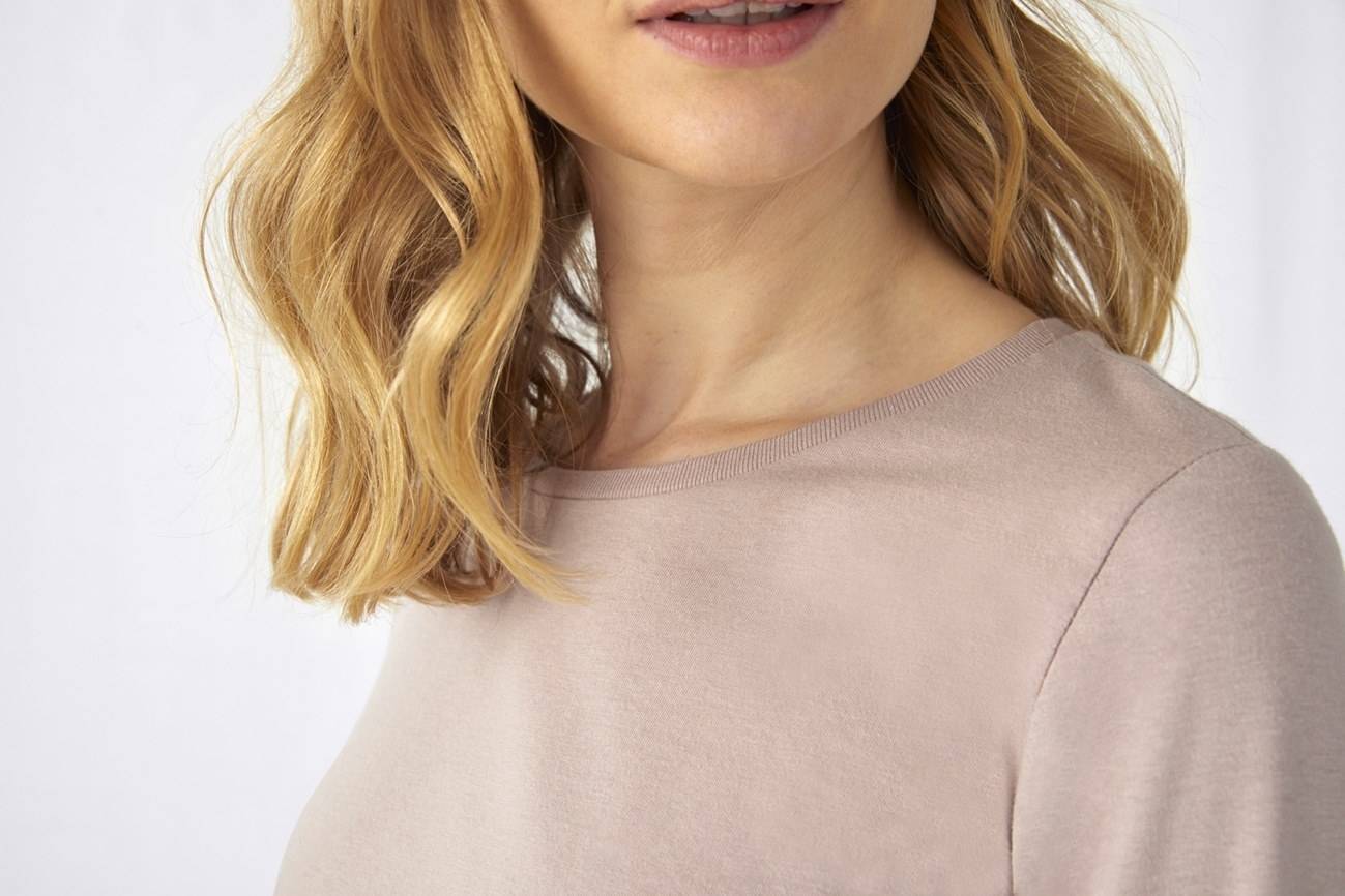 T-shirt damski z długimi rękawami z drobno-prążkowanym dekoltem