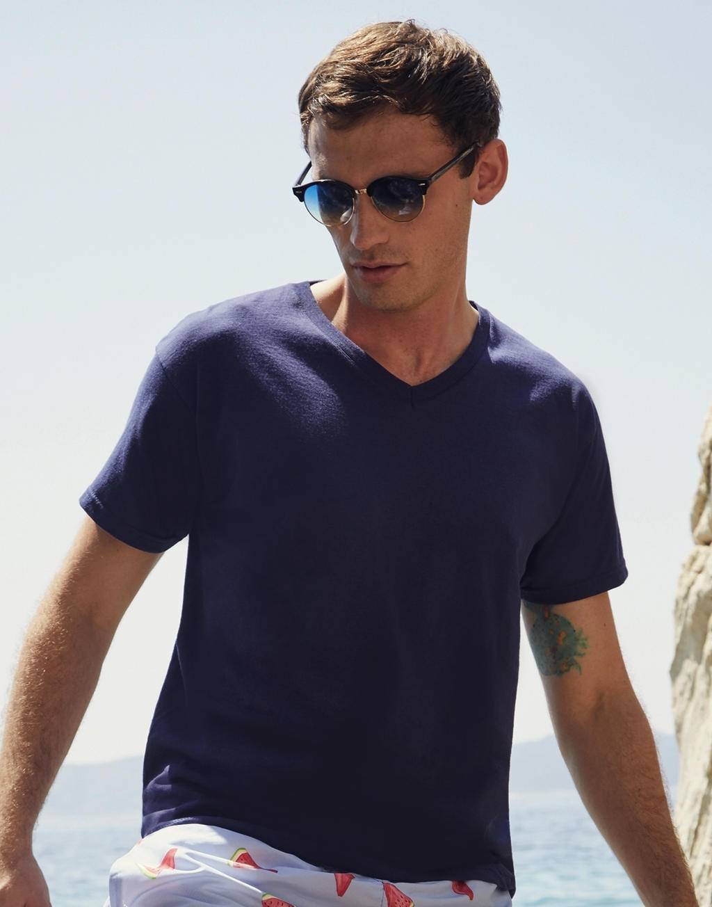 T-shirt męski z dekoltem v-neck marki Fruit of the loom