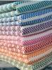 Tkany ręcznik z frędzlami i kontrastowymi kolorami