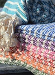 Tkany ręcznik z frędzlami i kontrastowymi kolorami