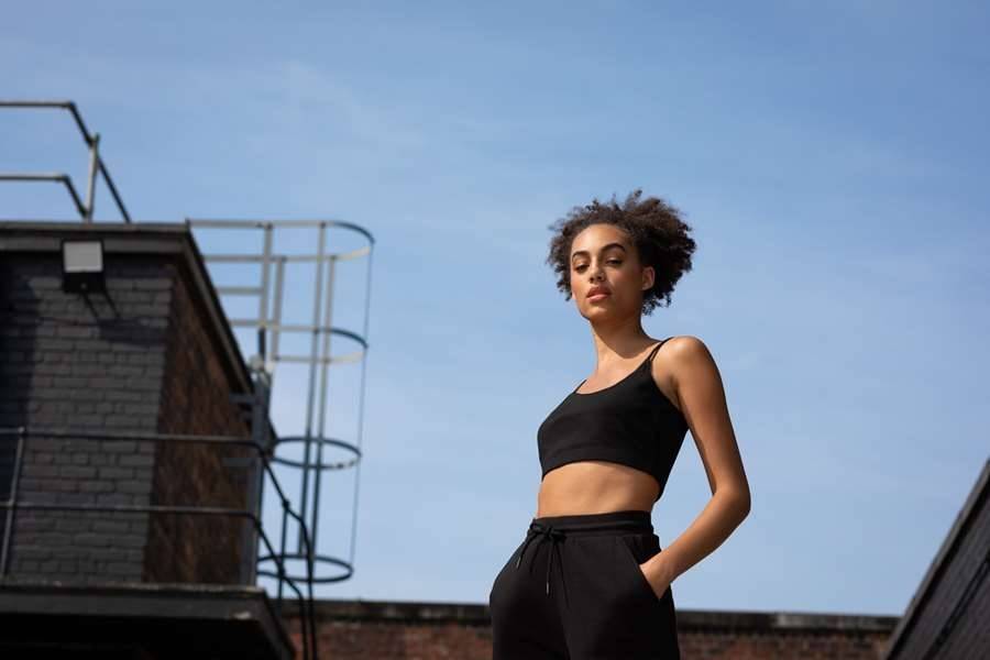 Top damski na wąskich ramiączkach, materiał z recyklingu