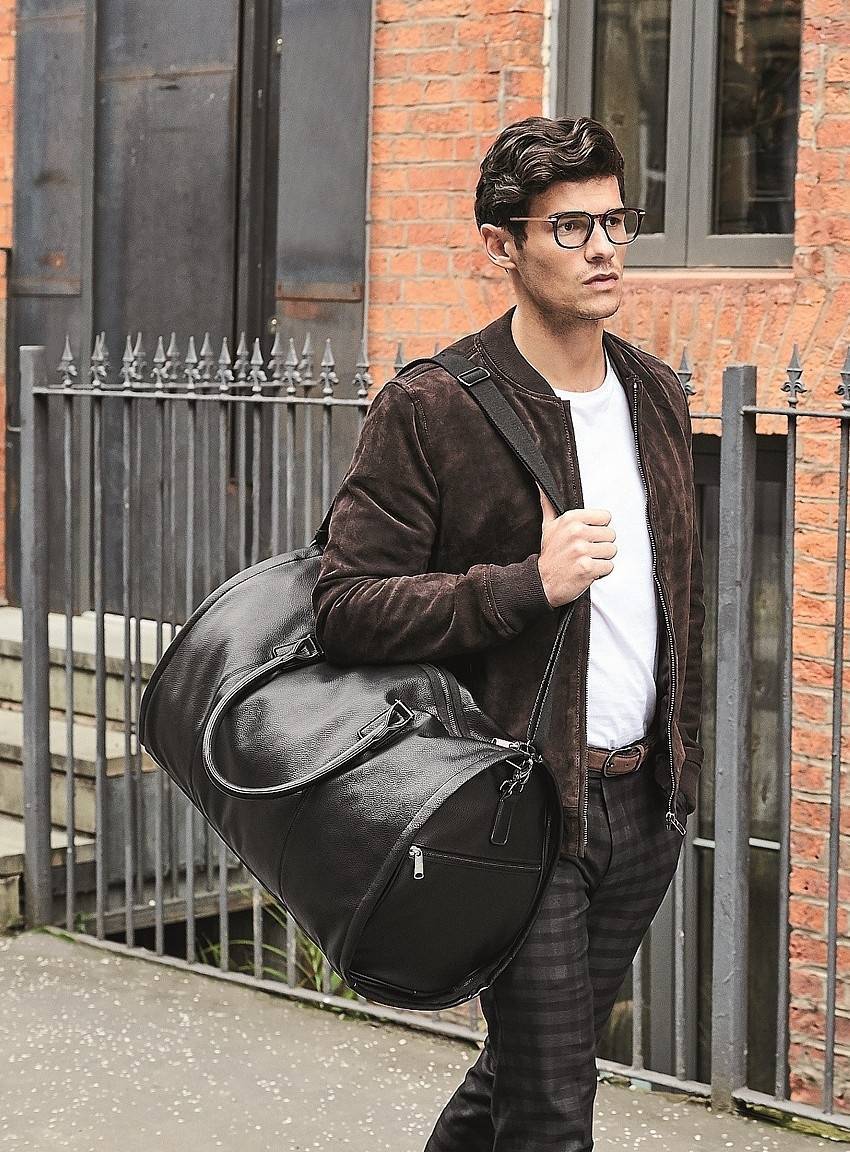 Torba na garnitur z praktycznymi kieszeniami z imitowanej skóry