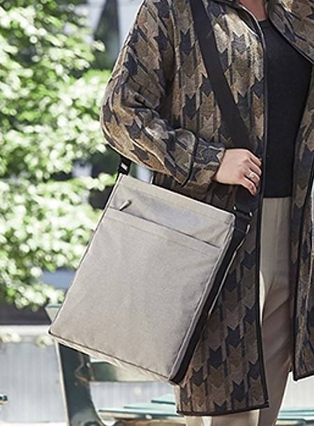 Torba na ramię z dużą boczną kieszenią zamykaną na zamek