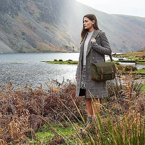 Torba na ramię zapinana na zaciski ze skórzanymi detalami