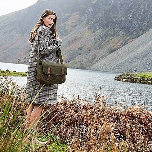 Torba na ramię zapinana na zaciski ze skórzanymi detalami