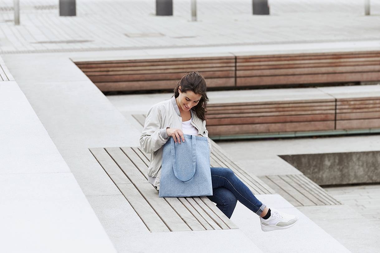 Torba na zakupy z długimi uchwytami z materiału pochodzącego z recyklingu