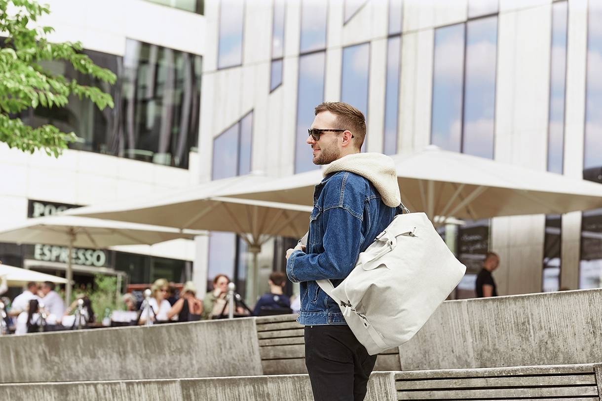 Torba podróżna z boczną kieszenią na zamek i uniwersalnymi uchwytami