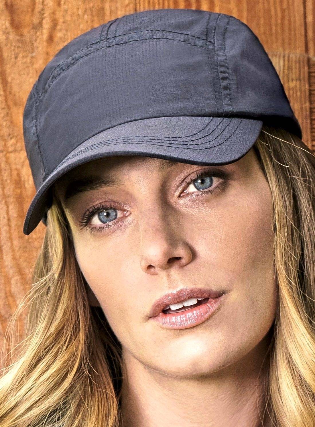 Uniwersalna całoroczna czapka z daszkiem