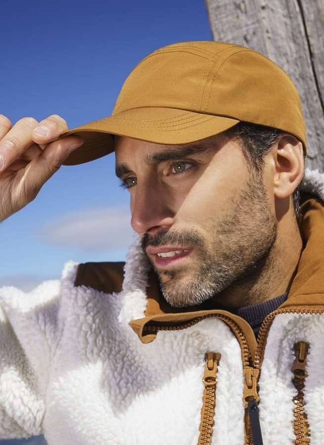 Uniwersalna całoroczna czapka z daszkiem