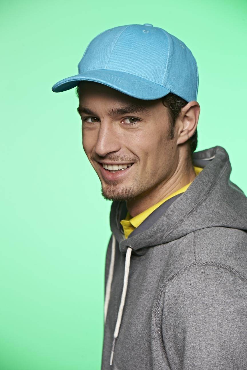 Uniwersalna czapka z daszkiem