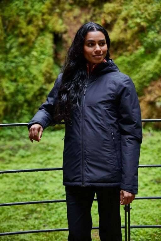 Wodoodporna kurtka z regulowanym kapturem oraz licznymi kieszeniami, materiał z recyklingu