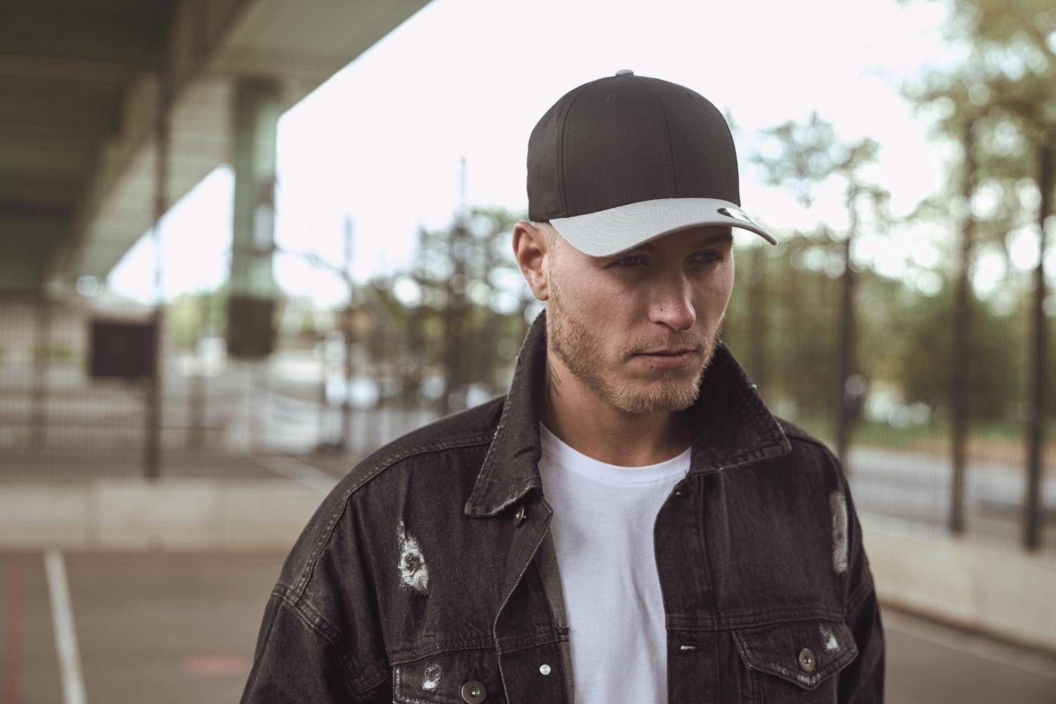 Wodoszczelna lekko nabłyszcza czapka z daszkiem