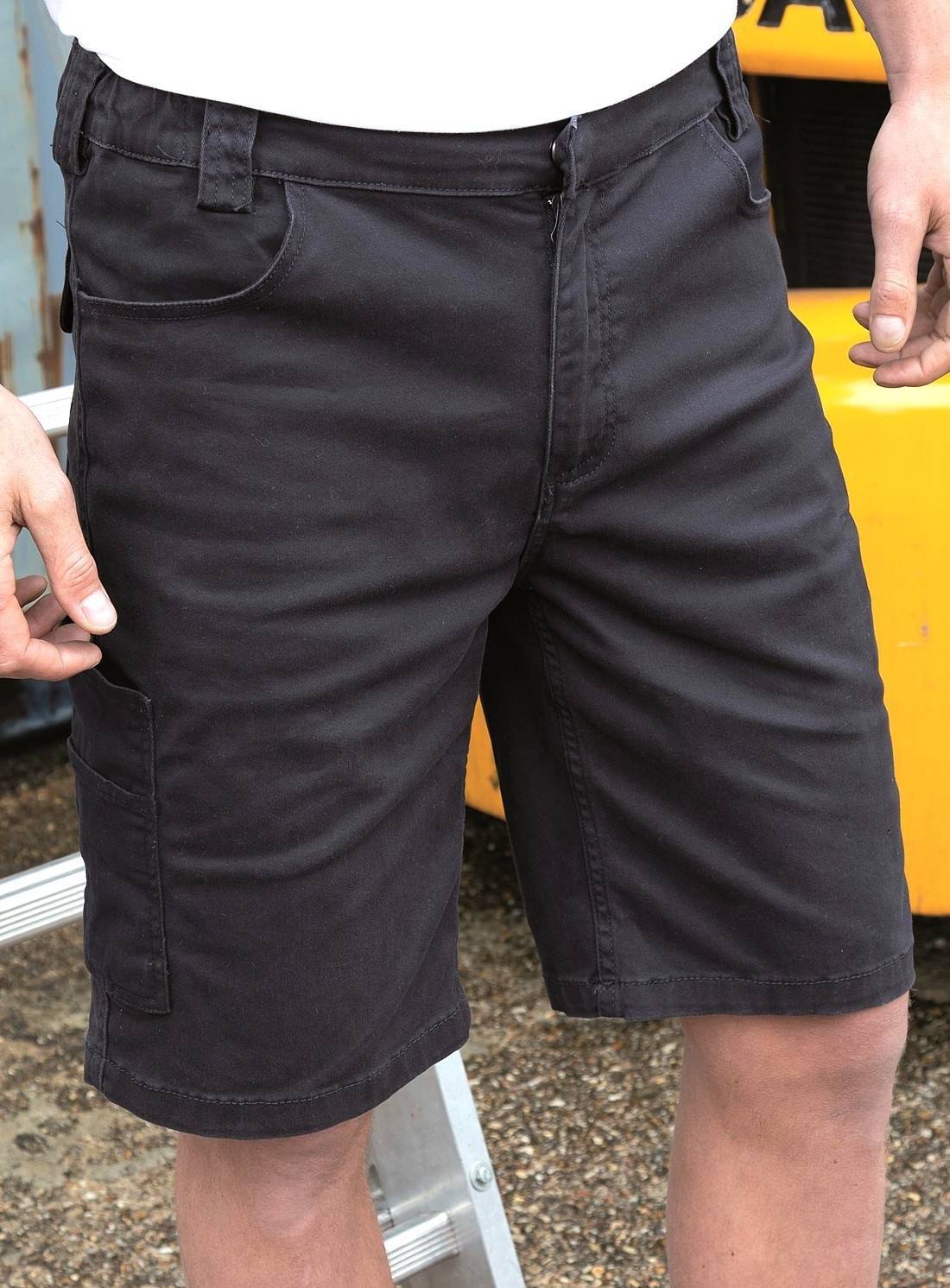 Wygodne szorty męskie z kieszenią na nogawce