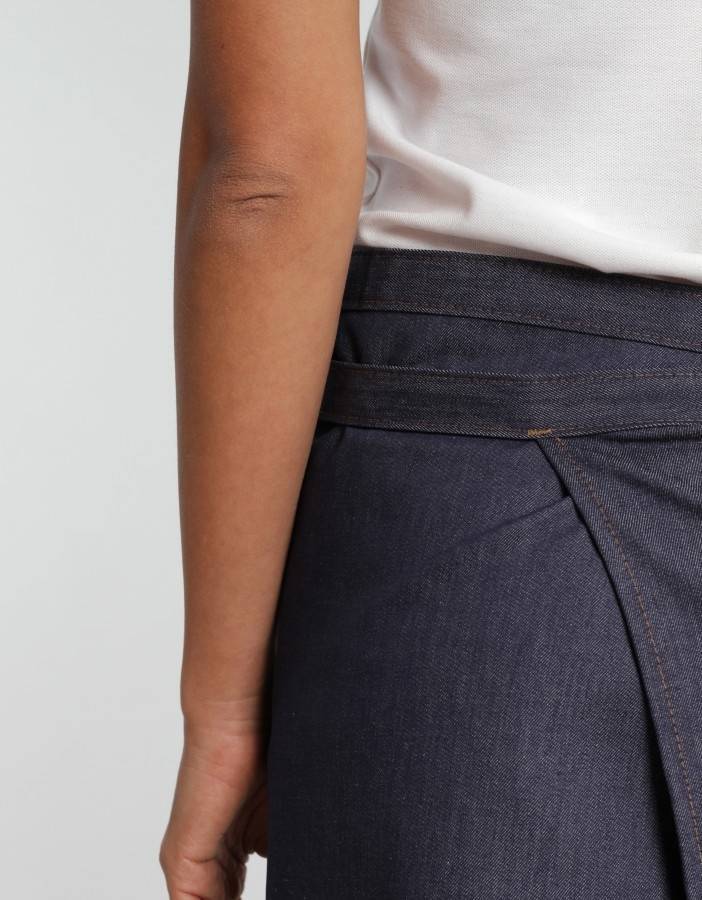 Zapaska jeansowa za kolano z kieszeniami