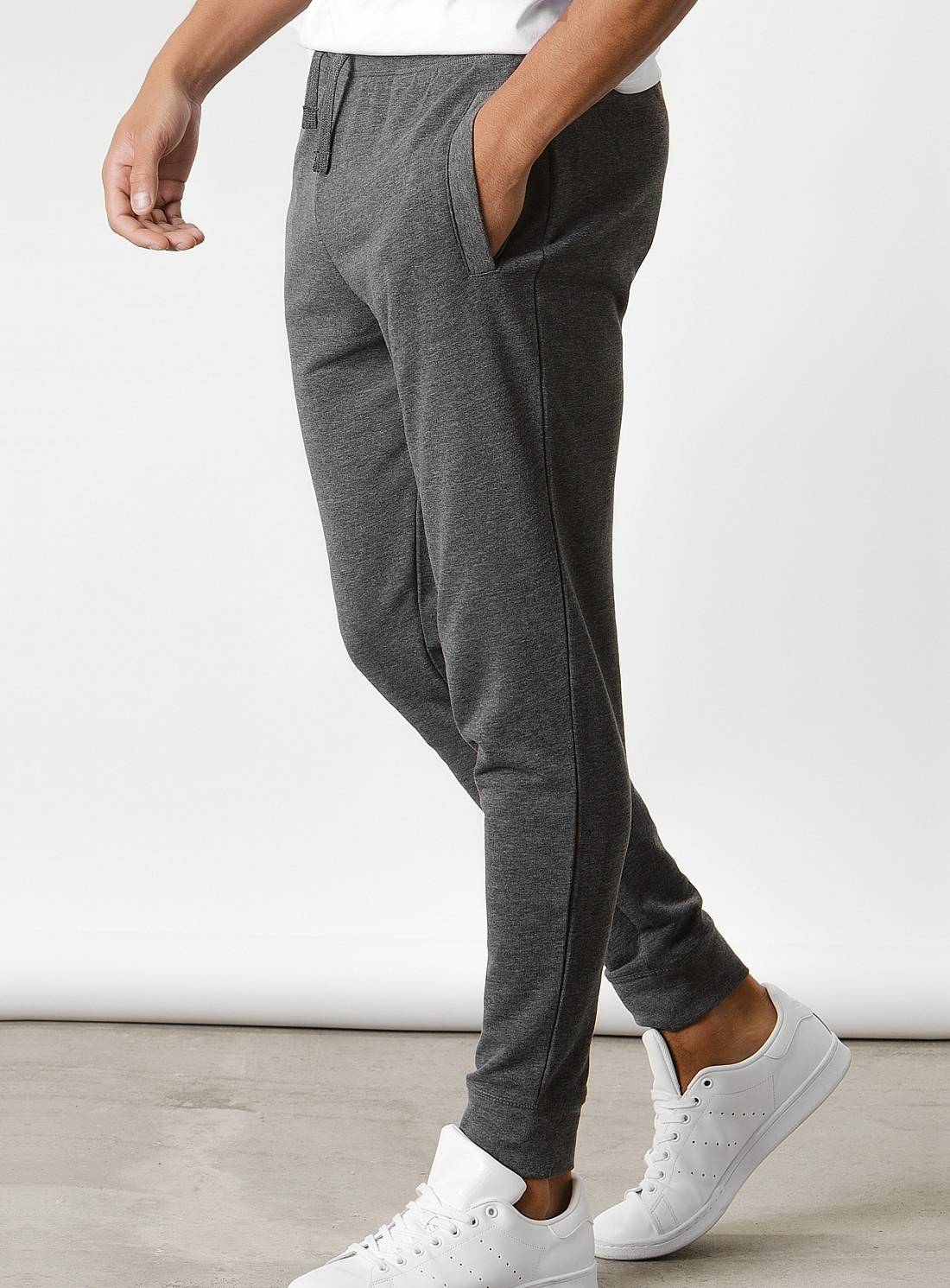 Zwężane spodnie dresowe typu Slim Fit